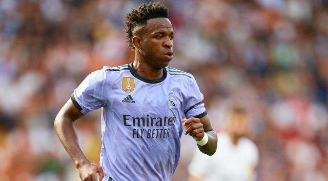 开云正版App-安切洛蒂：维尼修斯爱足球爱皇马 他不会离队