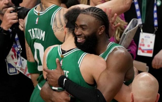 开云足篮直播-争议！怀特绝杀超时？名记晒图：裁判多给绿军0.2秒