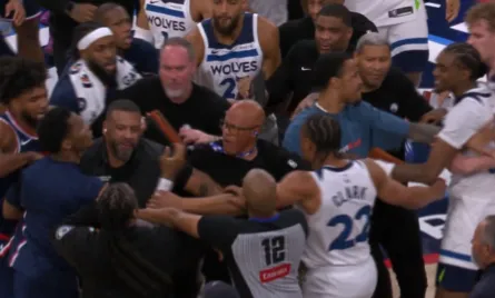 开云体育投注-快船、森林狼球员为争夺篮球发生冲突,伦纳德:看,打架了