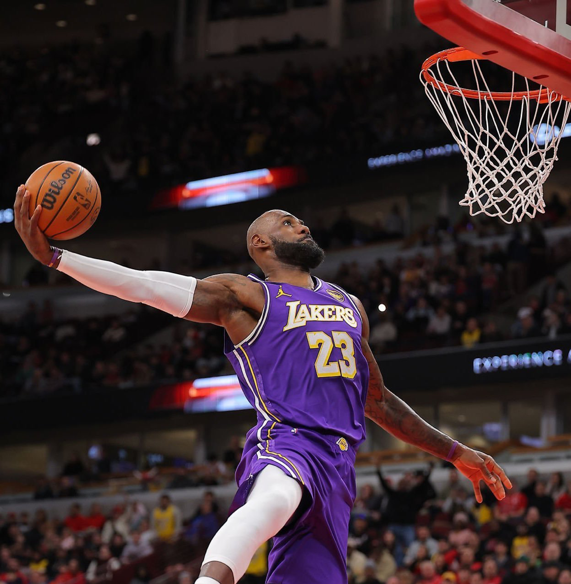 开云体育投注-詹姆斯半场才2个罚球!还被粗鲁犯规!同行:他太强壮却没罚球!